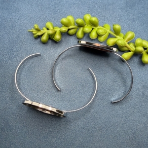 1 Armreifen mit ovalem Bodenkessel