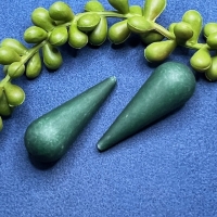 2 Acrylperlen Tropfen matt grün