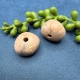 2 unförmige Naturoptik Acrylperlen