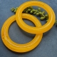 1 Armreifen Kunststoff gelb-orange Vintage