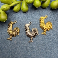 10 Anhänger Gockel Hahn goldfarbig