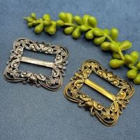 1 Dirndl-Schürzen-Schieber Pressung altsilber