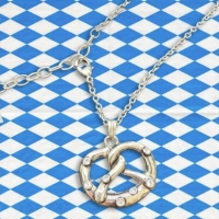 1 Halskette mit Brezel-Anhänger