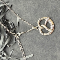 1 Halskette mit Brezel-Anhänger